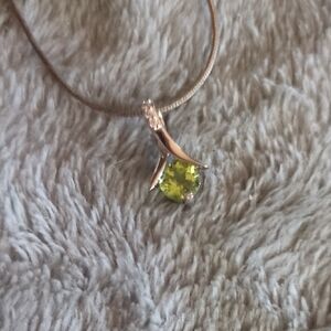 Elegant Vtg Peridot And Diamond Pendant Necklace